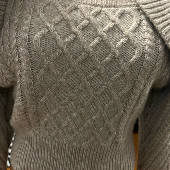 H&M Sweater - Picture 2 of 4